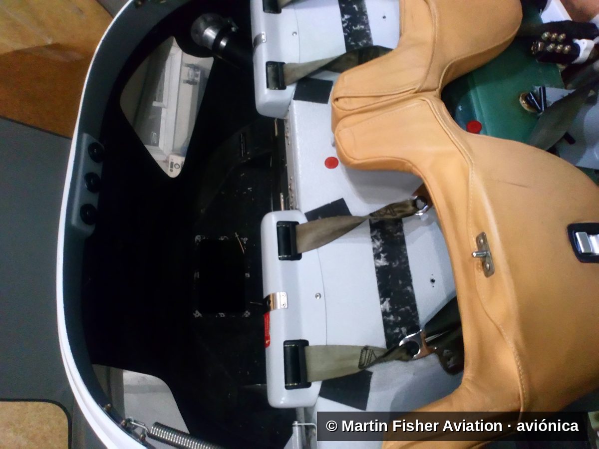 Cabina de una aeronave con el panel de instrumentos desmontado