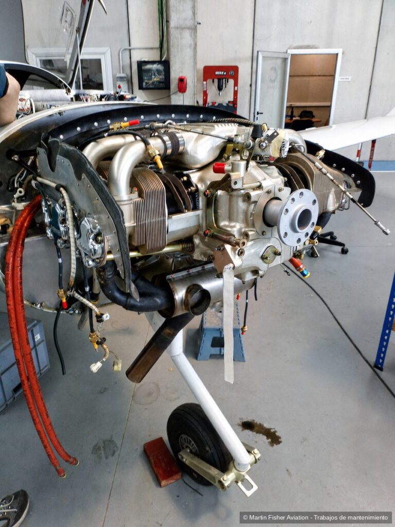 Motor de pistones desmontado de la aeronave durante trabajos de mantenimiento