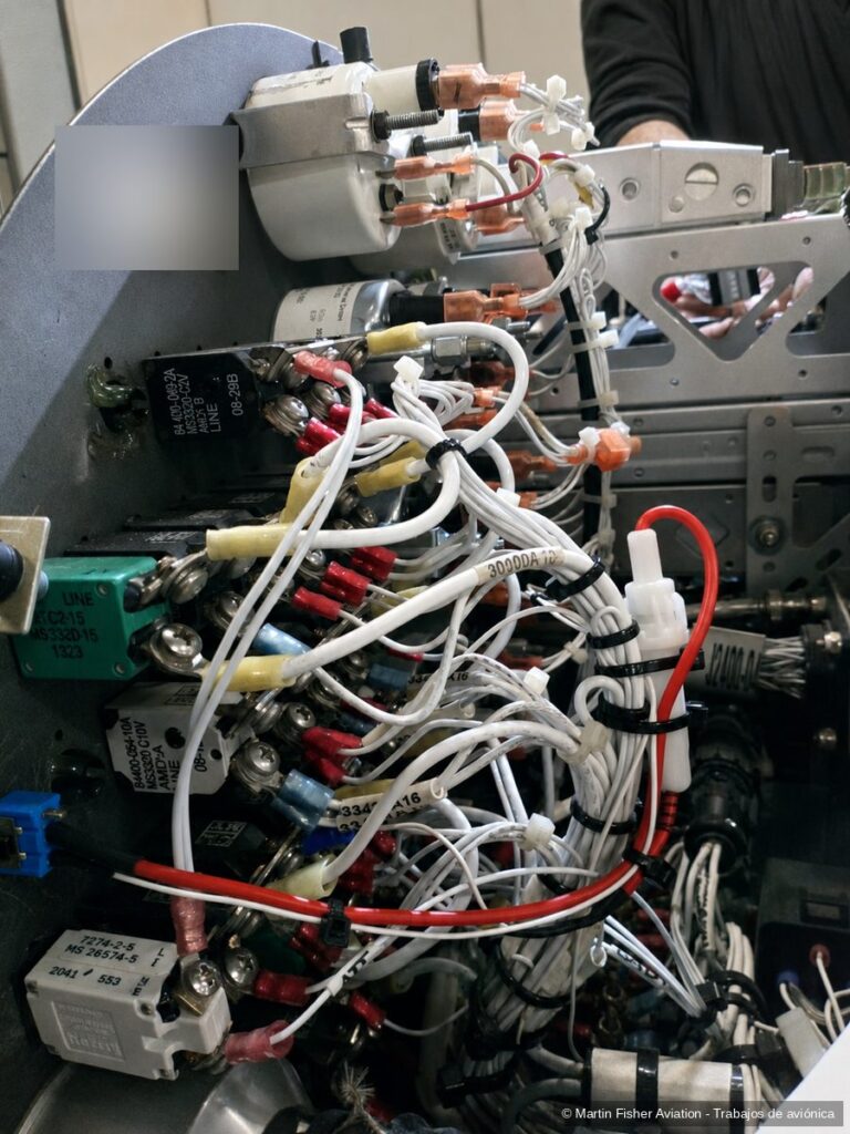 Parte trasera del panel de instrumentos con el cableado y los interruptores
