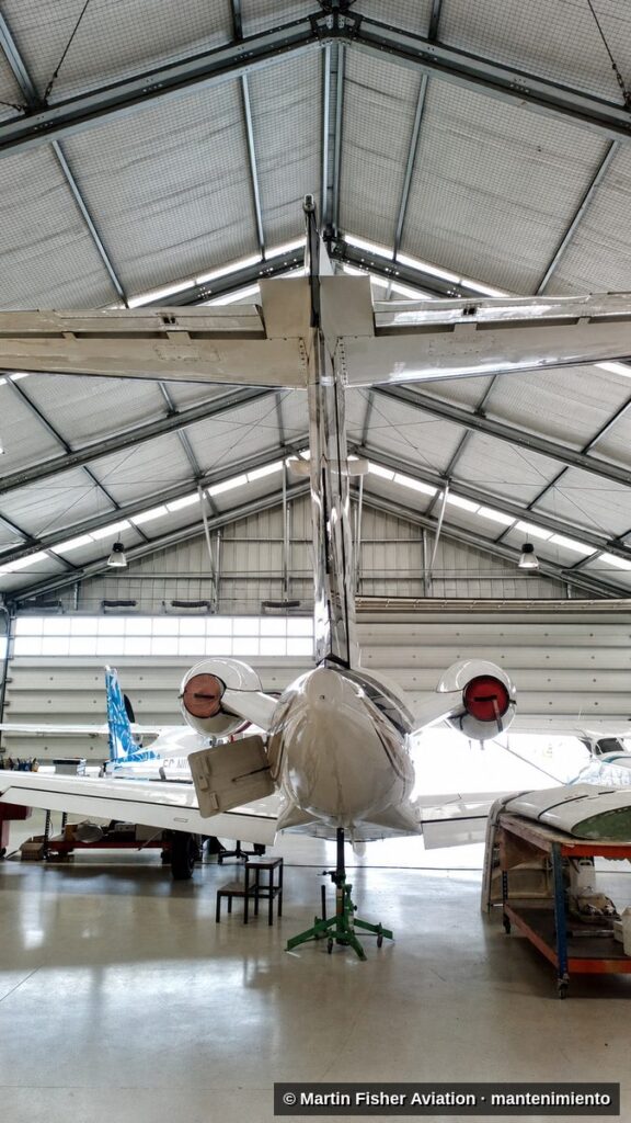 Aeronave en hangar bajo la gestión de una CAMO aeronáutica