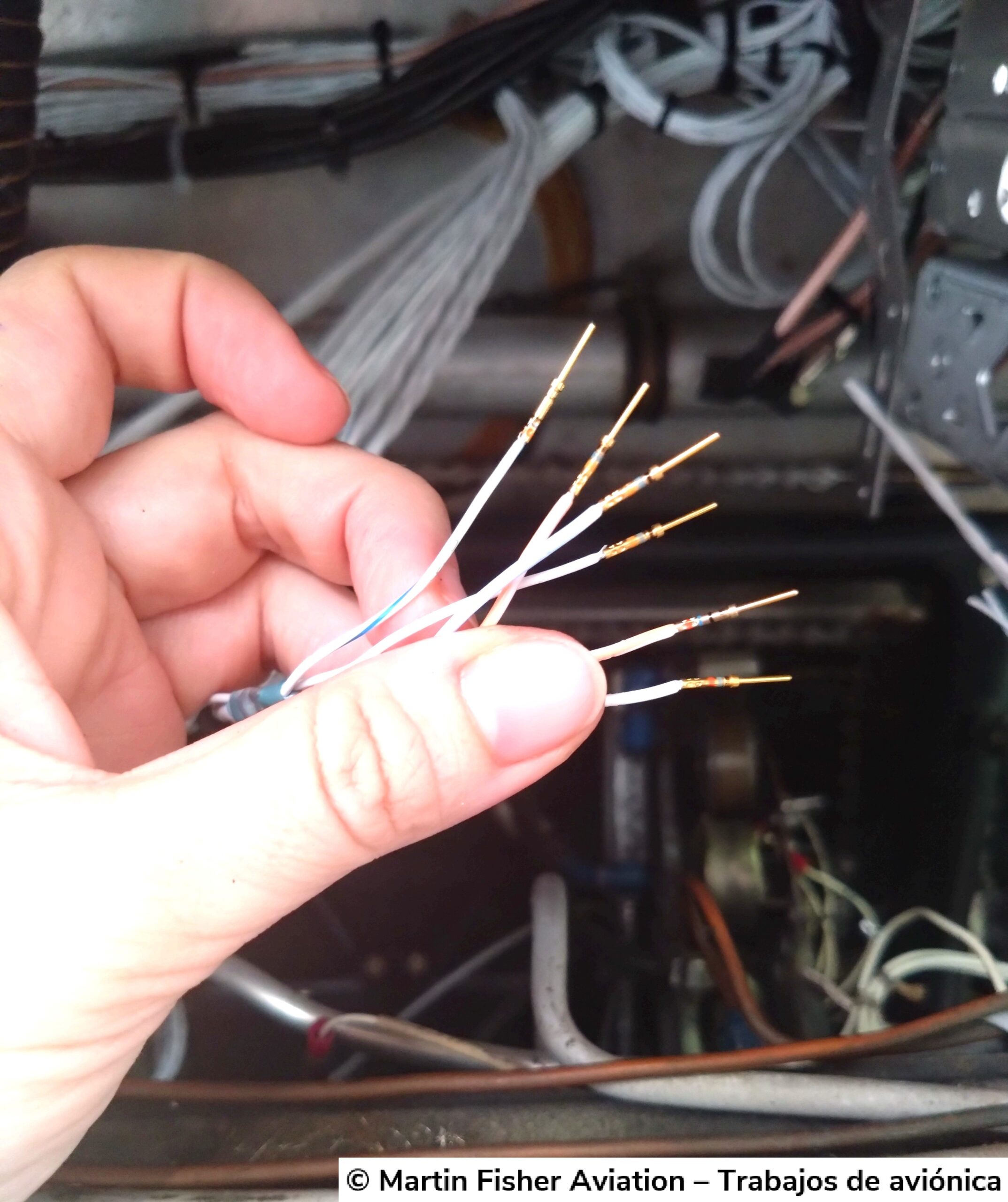 1. Terminaciones de cableado EWIS con pines aeronáuticos – trabajo de aviónica