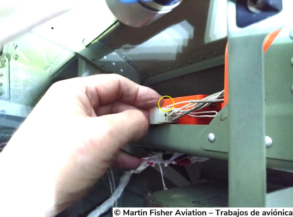 3. Conector aviónico detrás del panel – EWIS y aviónica
