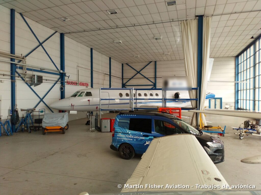 Hangar con equipos de tierra ordenados en zonas definidas, base de la prevención de FOD