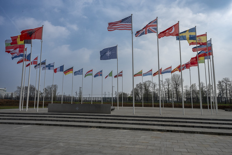 Sede de la OTAN en Bruselas con las banderas de los 32 países miembros