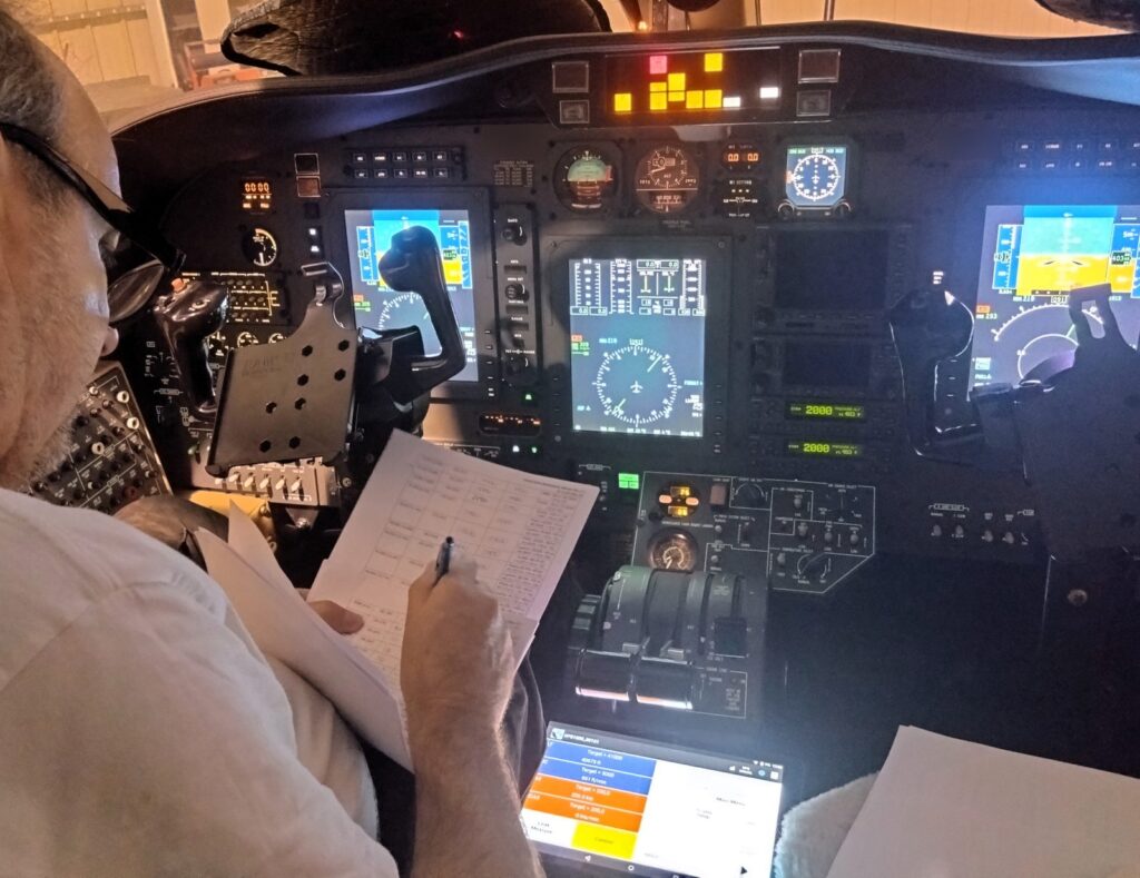 Técnico de aviónica realizando pruebas en cabina y documentando los resultados, parte de la gestión de la seguridad operacional (SMS)