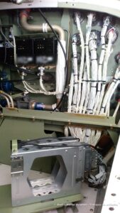 Mazos de cableado identificados y amarrados, conectores de mamparo sellados y bandeja de montaje del equipo Garmin en la bahía de aviónica