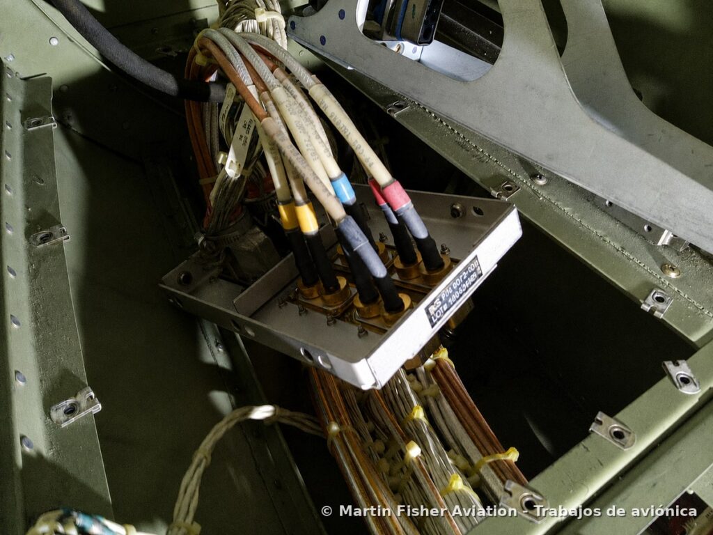 Bandeja de conexión con las líneas coaxiales de las antenas GPS WAAS rutadas y amarradas durante la instalación