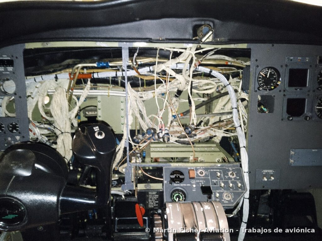 Panel de instrumentos del Citation CJ1 desmontado durante la modificación, mostrando los mazos de cableado