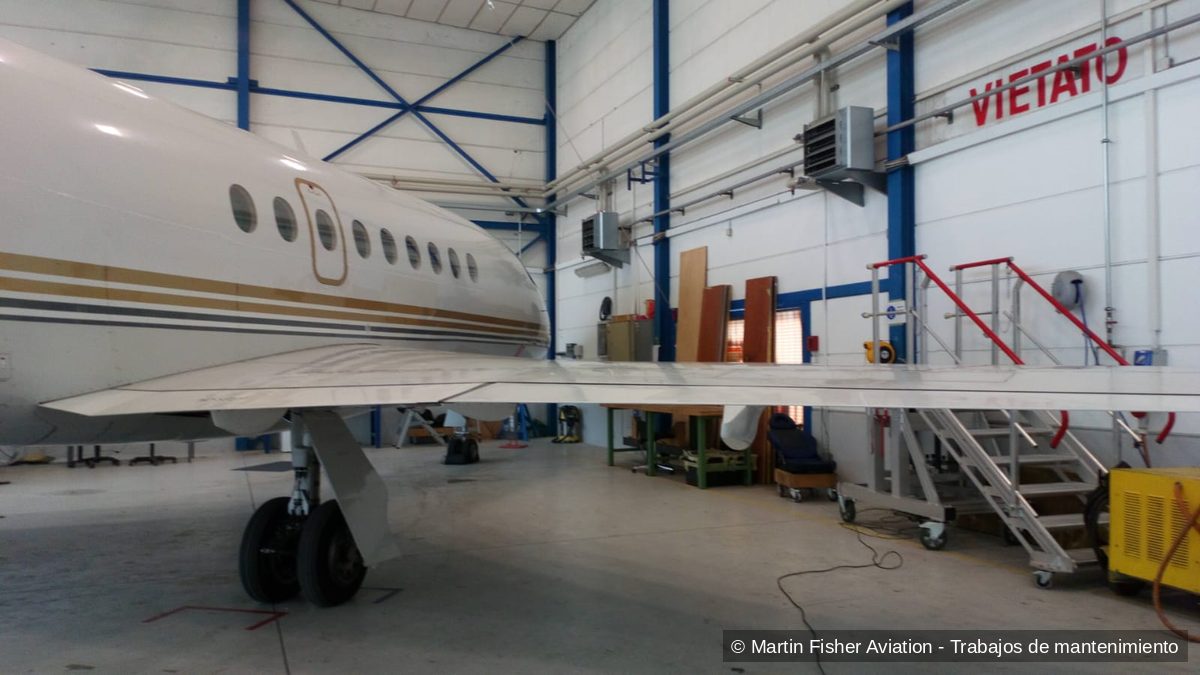 Aeronave en plataforma durante la gestión del mantenimiento de la aeronavegabilidad