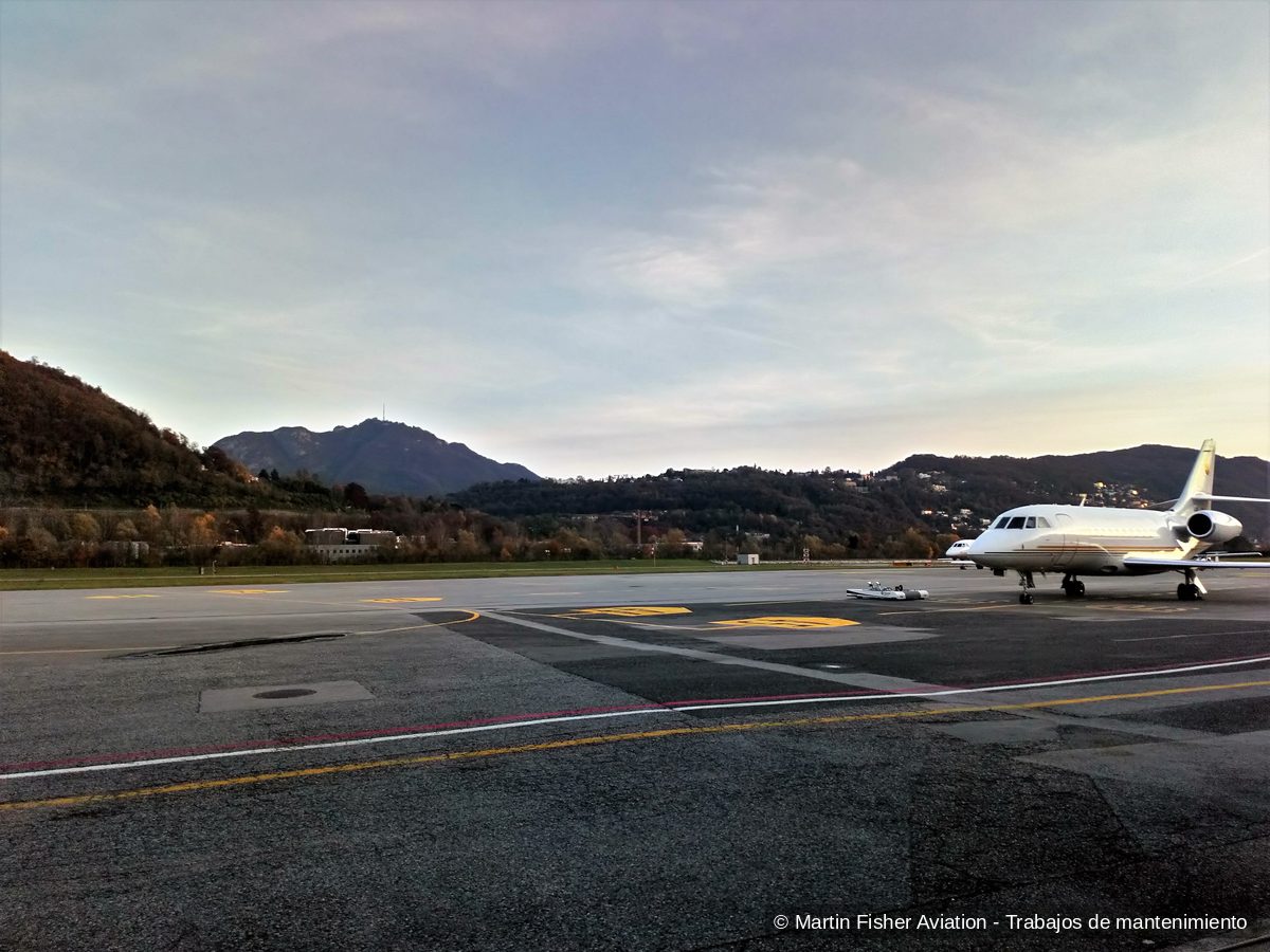 Aeronave de transporte en plataforma al atardecer