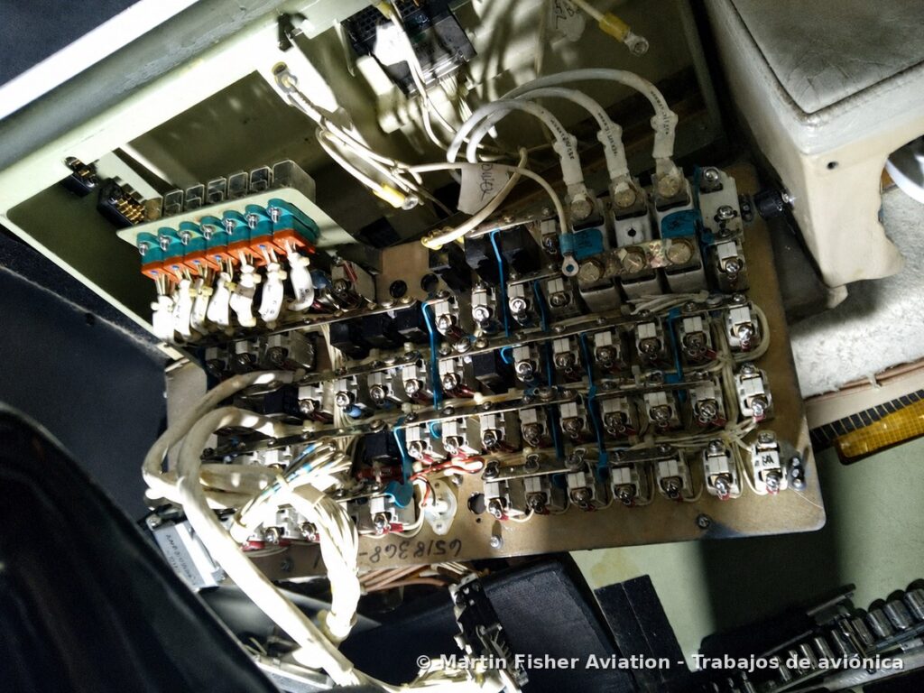 Panel de relés y protecciones del Citation CJ1 durante los trabajos de integración eléctrica de la modificación