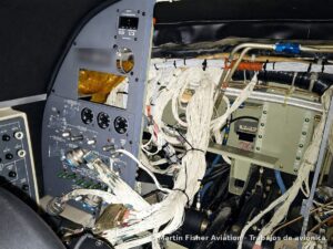 Instalación de aviónica bajo STC en un Cessna Citation CJ1 con el panel abierto y los mazos de cableado a la vista