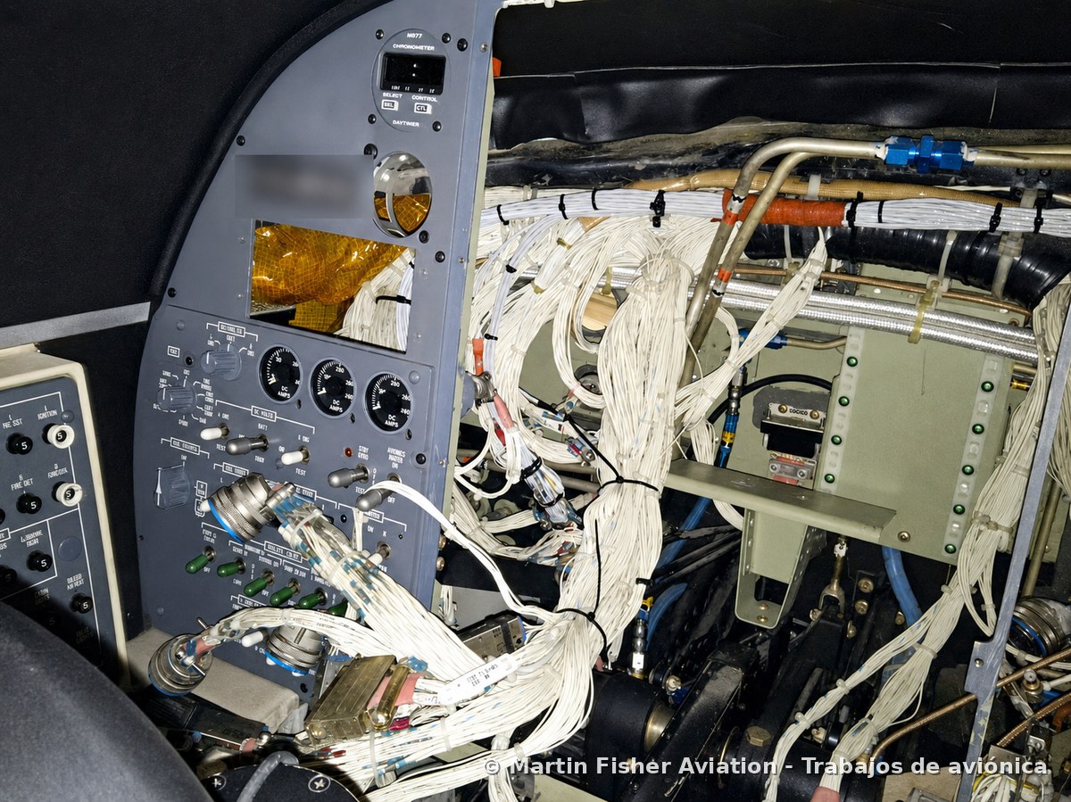 Instalación de aviónica bajo STC en un Cessna Citation CJ1 con el panel abierto y los mazos de cableado a la vista