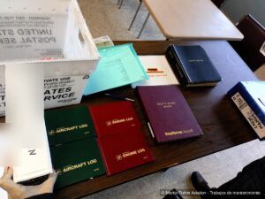 Libros de registro y manuales de una aeronave sobre la mesa durante una revisión documental