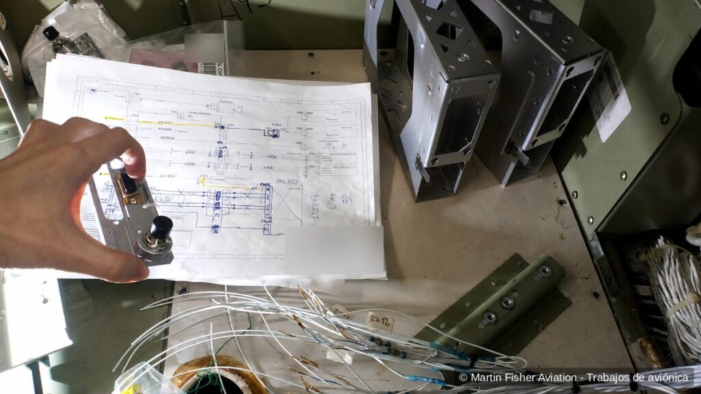 Técnico comprobando el esquema eléctrico antes de instalar el equipo